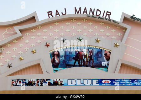 2009, Jaipur, Indien---das Festzelt für das Raj Mandir Cinema in Jaipur, mit einem Banner für den Bollywood film blau. Das Raj Erf Stockfoto