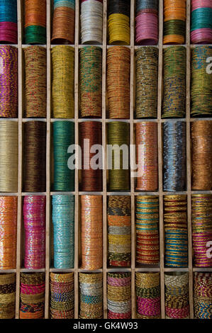 2009, Jaipur, Indien---eine große Auswahl an bunten Armreifen auf einem Markt in Jaipur. Armreifen sind traditionelle Ornamente wo Stockfoto