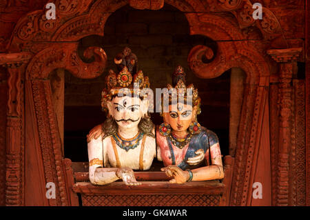 Kathmandu, Nepal---Geschnitzten hölzernen Bildnisse des Königs und der Königin auf ihrem Balkon, Durbar Square Gegend, Kathmandu, Nepal---Ima Stockfoto