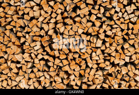 Holzstapel im Sonnenlicht - Hintergrundbild Stockfoto