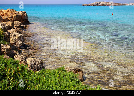 Azurblaue Meer am Nissi Beach in Ayia Napa Zypern Stockfoto