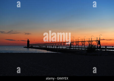 Leuchtturm im Süden Himmel Michigan während des Sonnenuntergangs Stockfoto