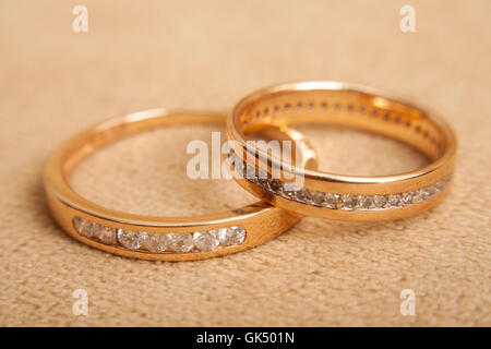Zwei schöne Trauringe mit brillanten hautnah. Ehe-Konzept Stockfoto