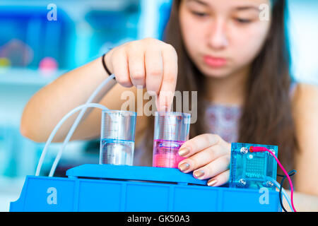 Teen Studentin mit experimentieren PEM Proton Exchange Membrane reversible Brennstoffzelle Stockfoto