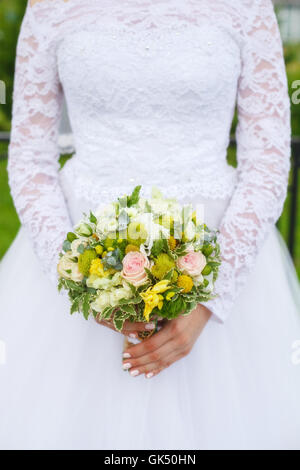 Schöne grüne Hochzeit Bouquet in Braut die Hände, Nahaufnahme Stockfoto