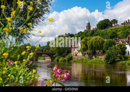 Die Stadt von Bridgnorth mit St Mary-Kirche und den Fluss Severn, Shropshire, England, UK. Stockfoto