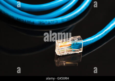 Blau Computer Ethernet-Kabel isoliert auf schwarzem Hintergrund, Nahaufnahme Stockfoto