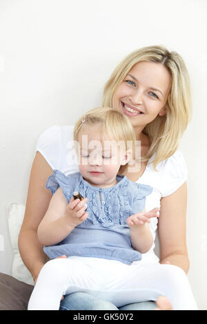 Mutter und Tochter mit Globuli Stockfoto