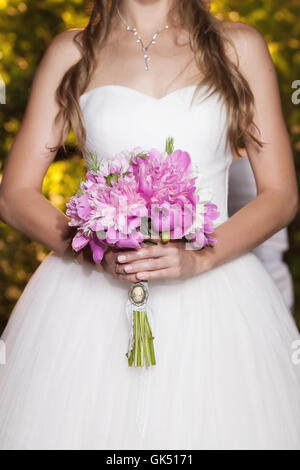 Schöne rosa Pfingstrose Hochzeit Bouquet in Braut die Hände, Nahaufnahme Stockfoto