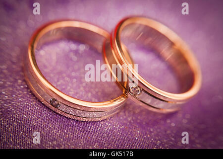 Zwei schöne Trauringe mit brillanten hautnah. Selektiven Fokus Stockfoto