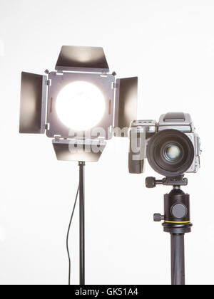 professionelle Mittelformatkamera und Studio Licht mit Scheunentore Stockfoto