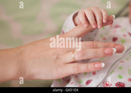 Sohn und Mutter, Baby-Mütter-Finger halten. Familienkonzept Stockfoto