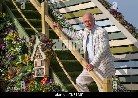 Professor Stefan T. Buczacki, Britische Gärtner, Botaniker und Rundfunksprecher. Er ist Autor von über 50 Büchern auf beiden Gartenarbeit und Naturgeschichte an der Victoria Park als Tausende Besucher kamen zwanzig Mediterranes Display, schöne, einfallsreichen und innovativen Gärten zu bewundern. Künstliche torfbedeckten Treppen & Treppe im sonnigen August Wetter. Die Veranstaltung wird jährlich Ende August statt und wurde aufgezeichnet Anwesenheiten von über 80.000. Es wurde ursprünglich im Jahr 1924 gestartet. © MediaWorldImages/Alamy Leben Nachrichten. Stockfoto