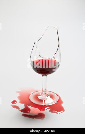 Red Wine tasting Glas mit Wein gebrochen Stockfoto