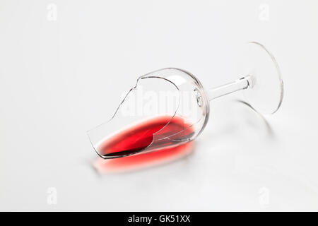 Red Wine tasting Glas mit Wein gebrochen Stockfoto