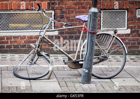 Die Überreste der belästigten Fahrrad sind weiterhin zu einem Beitrag gesperrt. Stockfoto