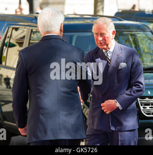 Der Prince Of Wales und die Herzogin von Corwall Besuch Kanada-Haus den letzten Renovierung Anzeigen funktioniert mit: Charles, Prince Of Wales, Hochkommissar Where: London, Vereinigtes Königreich bei: 4. Mai 2016 Stockfoto