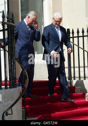 Der Prince Of Wales und die Herzogin von Corwall Besuch Kanada-Haus den letzten Renovierung Anzeigen funktioniert mit: Charles, Prince Of Wales, Hochkommissar Where: London, Vereinigtes Königreich bei: 4. Mai 2016 Stockfoto