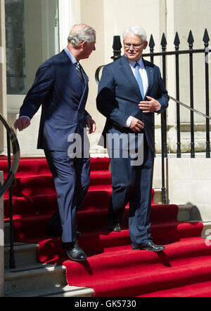 Der Prince Of Wales und die Herzogin von Corwall Besuch Kanada-Haus den letzten Renovierung Anzeigen funktioniert mit: Charles, Prince Of Wales, Hochkommissar Where: London, Vereinigtes Königreich bei: 4. Mai 2016 Stockfoto