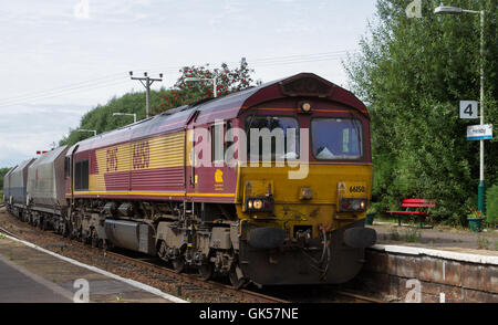 DB Cargo Klasse 66 Diesellok arbeiten einen Zug der leeren Behälter Wagen (verwendet für den Transport von Sand) Haltestelle Helsby, Cheshire Stockfoto