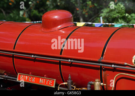 Ravenglass und Eskdale Railway - die hochpolierten Lackierung Miniatur Dampf Lok Fluss Mite mit bunten Girlanden sichtbar hinter. Stockfoto