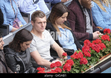 Toni Kroos und seine schwangere Frau Jessica Farber besuchen den Mutua Madrid Open in Caja Magica Featuring: Toni Kroos, Jessica Farber Where: Madrid, Spanien: 5. Mai 2016 Stockfoto