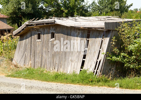 Die alten verfallenen hölzernen Gartenhaus Stockfoto