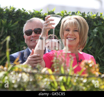 Ruth Langford und Eamonn Holmes außerhalb der Dreharbeiten This Morning show Featuring: Ruth Langford, Eamonn Holmes wo: London, Vereinigtes Königreich bei: 6. Mai 2016 Stockfoto