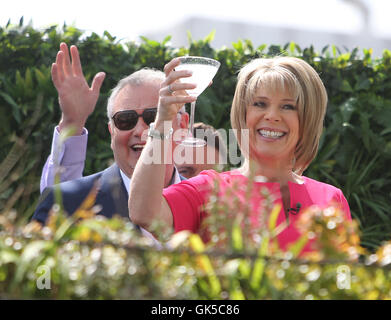 Ruth Langford und Eamonn Holmes außerhalb der Dreharbeiten This Morning show Featuring: Ruth Langford, Eamonn Holmes wo: London, Vereinigtes Königreich bei: 6. Mai 2016 Stockfoto