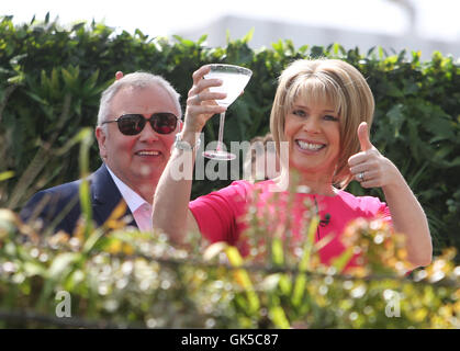 Ruth Langford und Eamonn Holmes außerhalb der Dreharbeiten This Morning show Featuring: Ruth Langford, Eamonn Holmes wo: London, Vereinigtes Königreich bei: 6. Mai 2016 Stockfoto