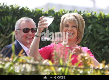 Ruth Langford und Eamonn Holmes außerhalb der Dreharbeiten This Morning show Featuring: Ruth Langford, Eamonn Holmes wo: London, Vereinigtes Königreich bei: 6. Mai 2016 Stockfoto