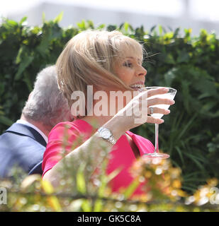 Ruth Langford und Eamonn Holmes außerhalb der Dreharbeiten This Morning show Featuring: Ruth Langford, Eamonn Holmes wo: London, Vereinigtes Königreich bei: 6. Mai 2016 Stockfoto