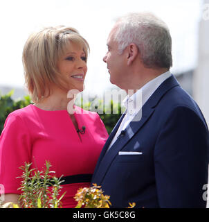 Ruth Langford und Eamonn Holmes außerhalb der Dreharbeiten This Morning show Featuring: Ruth Langford, Eamonn Holmes wo: London, Vereinigtes Königreich bei: 6. Mai 2016 Stockfoto