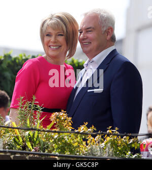 Ruth Langford und Eamonn Holmes außerhalb der Dreharbeiten This Morning show Featuring: Ruth Langford, Eamonn Holmes wo: London, Vereinigtes Königreich bei: 6. Mai 2016 Stockfoto