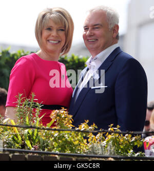 Ruth Langford und Eamonn Holmes außerhalb der Dreharbeiten This Morning show Featuring: Ruth Langford, Eamonn Holmes wo: London, Vereinigtes Königreich bei: 6. Mai 2016 Stockfoto