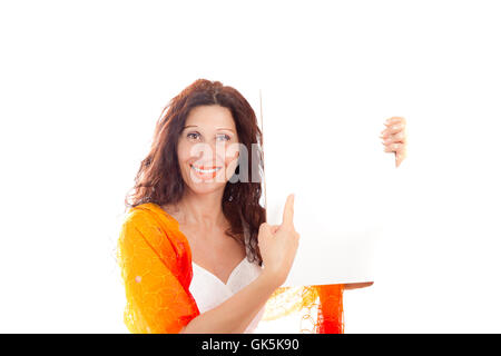 Porträt von wunderschönen reifen Frau kaukasischen mit arabischen und nahöstlichen Funktionen auf leere Schild zeigt, während lächelnd und tragen auf Schultern isoliert auf weißem Hintergrund Schal Stockfoto