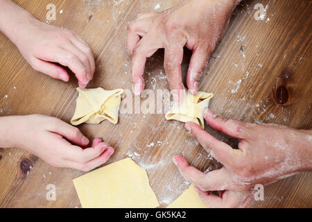 Kochen mit Kindern. Kleiner Junge gelehnt wie Manti (Zentralasien Knödel) zu machen. Stockfoto