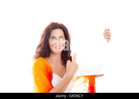 Porträt von wunderschönen reifen Frau kaukasischen mit arabischen und nahöstlichen Funktionen auf leere Schild zeigt, während lächelnd und tragen auf Schultern isoliert auf weißem Hintergrund Schal Stockfoto
