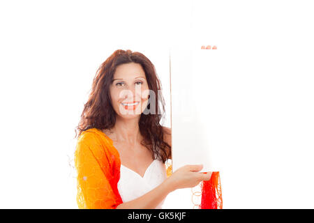 Porträt von wunderschönen reifen Frau kaukasischen mit arabischen und nahöstlichen Funktionen leere Schild zu halten, während lächelnd und tragen auf Schultern isoliert auf weißem Hintergrund Schal Stockfoto