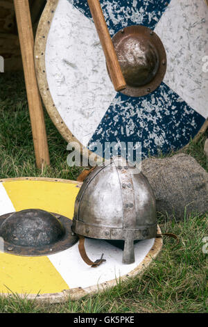 Wikinger-Helm und Schild auf eine lebendige Geschichte Reenactment im Spetchley Park, Worcestershire, England Stockfoto