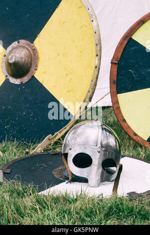 Wikinger-Helm und Schild auf eine lebendige Geschichte Reenactment im Spetchley Park, Worcestershire, England Stockfoto