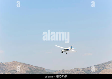 Kleines Flugzeug Pilatus PC-6/B2-H4 Turbo Porter, Castellon De La Plana Flugplatz landen. Stockfoto