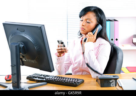 Frau Büroschreibtisch Stockfoto