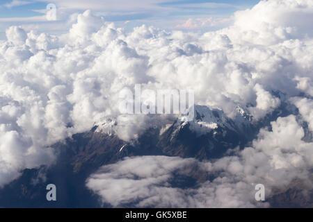 Peru - Mai 11: Luftaufnahme des caped Schneeberge von Peru von einem Flugzeug von Lima nach Cusco fliegen. 11. Mai 2016, Peru. Stockfoto