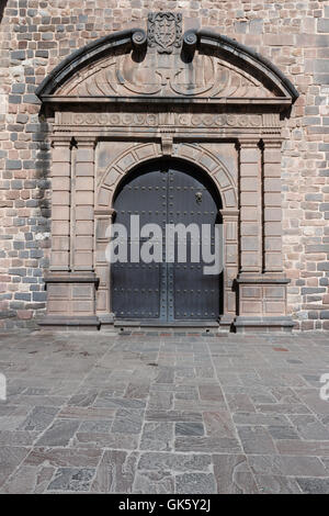 Detail der Eingangstür eines Tempels für Santo Domingo in Cusco-Peru Stockfoto