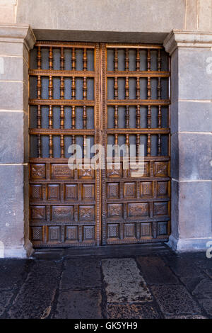 komplizierten Details geschnitzt auf eine Holztür mit Spanisch und Inka Einfluss in Cusco-Peru Stockfoto