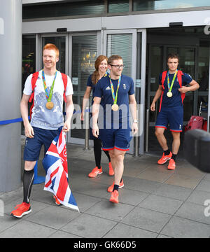 Great Britain (links-rechts) Ed Clancy, Joanna Rowsell Shand, Jason Kenny und Steven Burke kommen zurück von Rio De Janeiro, Manchester Airport. Stockfoto