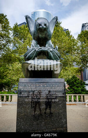 Bronzestatue eines Adlers, Teil der Ostküste Denkmal des zweiten Weltkriegs Kriegerdenkmal im Battery Park, New York Stockfoto