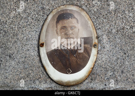 Grab von sowjetischen Offizier Grigory Burykin auf dem Stadtfriedhof in Jihlava in Vysocina Region, Ostböhmen, Tschechien. Oberleutnant Grigory Tarasovich Burykin wurde im Jahr 1914 diente in der Roten Armee während des zweiten Weltkriegs geboren und starb im Alter von etwa 31 am 22. Juli 1945, in der Nähe von Budweis in Südböhmen, Tschechoslowakei. Er war zuvor dort begraben und später in Jihlava umgebettet. Stockfoto