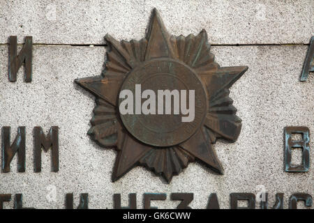 Orden des Vaterländischen Krieges. Sowjetische militärische Auszeichnung auf das Sowjetische Ehrenmal auf dem Stadtfriedhof in Jihlava in Tschechien Vysocina Region, Ostböhmen, dargestellt. Stockfoto